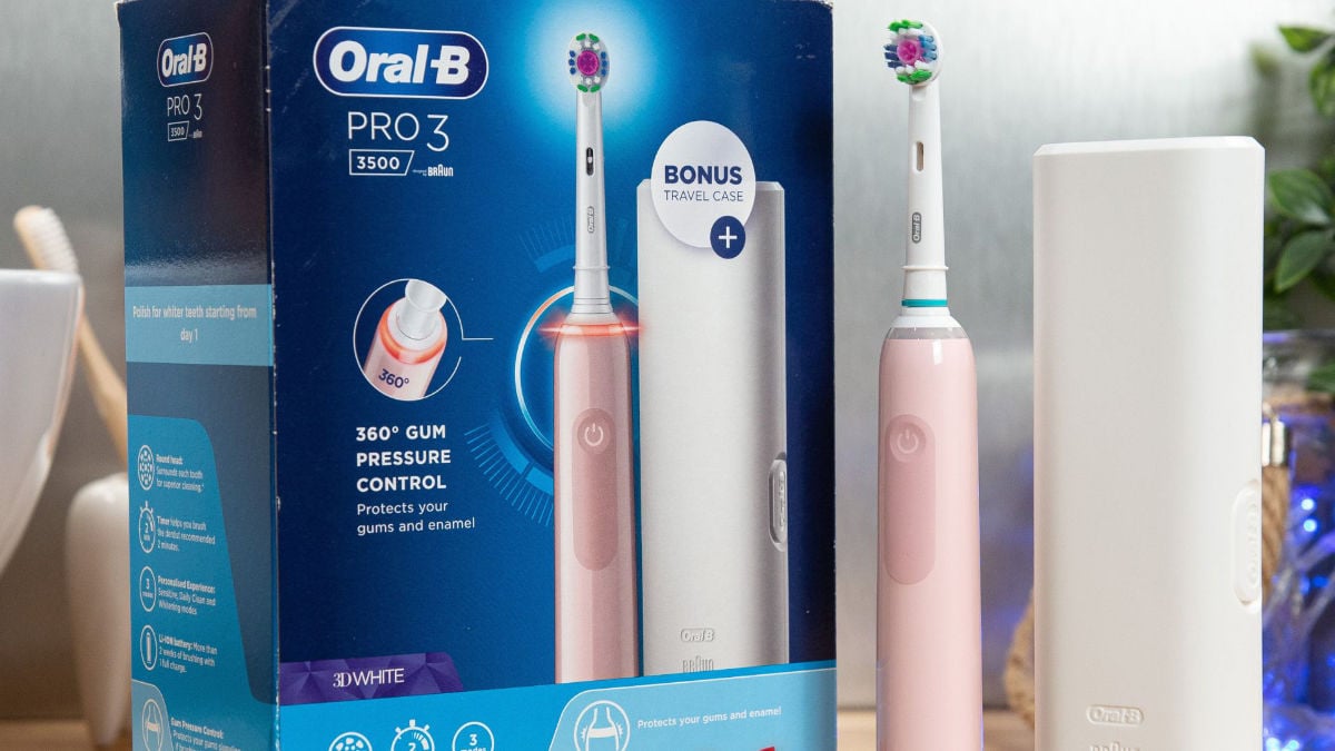 Oral-B Pro 3 3500 Cross Action Electric Toothbrush + Travel Case - Bla