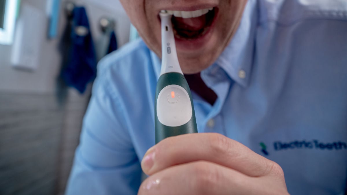 Oral-B iO2 pressure sensor illuminating during use