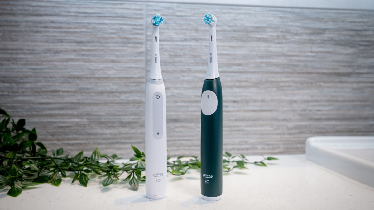 Oral-B iO2 and iO3 next to each other