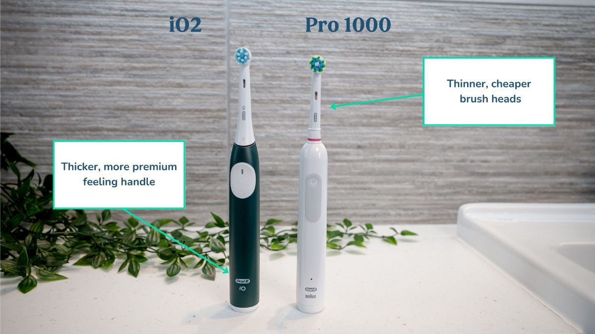 Oral-B iO2 next to Oral-B Pro 1000